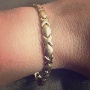 Cute 10k yellow Gold “Hugs and Kisses” bracelet